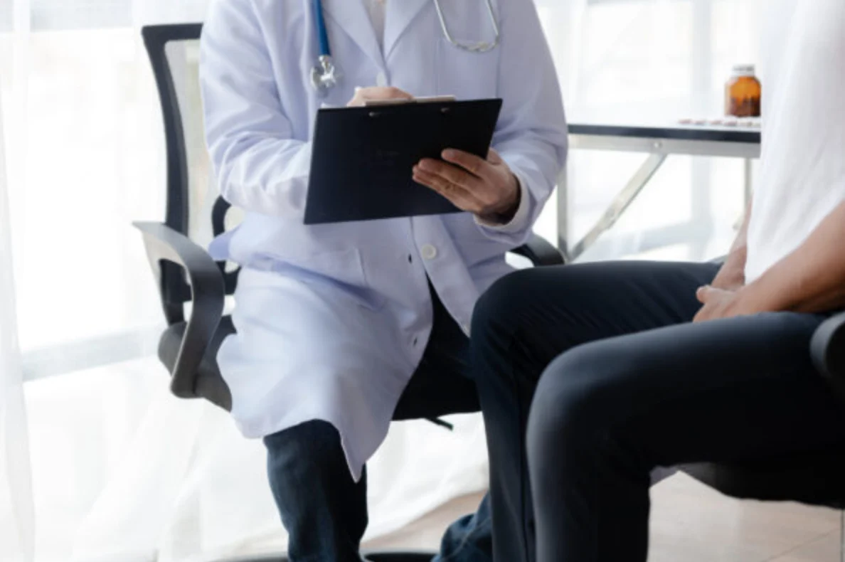 Doctor are recommending medicines to patients after being examined and diagnosed by the patient's doctor, the concept of treatment and symptomatic medication dispensing by the pharmacist.